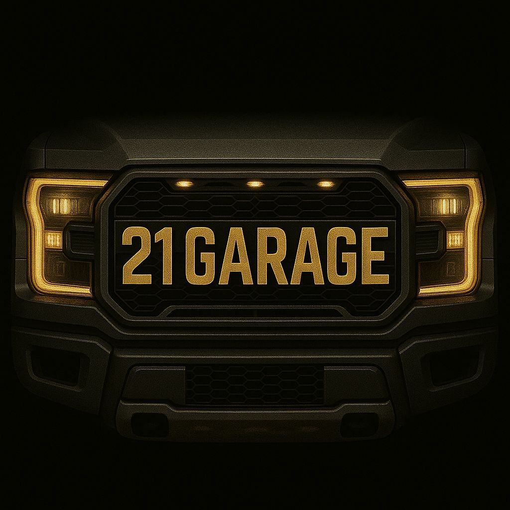 Frente de una camioneta de noche con 21 GARAGE en la parrilla y los faros encendidos